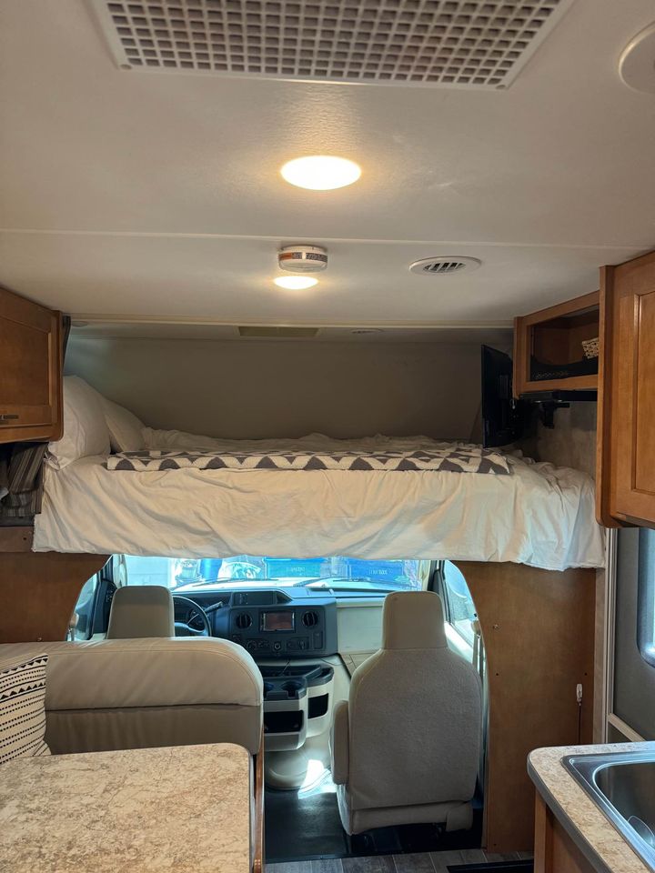2019 Winnebago Minnie Winnie 22R photo